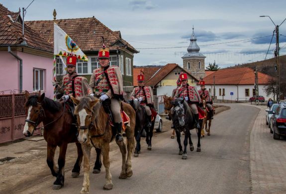 Huszárokkal ünnepelték március 15-ét Szilágyságban – így emlékeztek Zsobokon