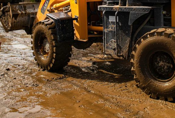 Kinek a sara? – Aszfaltra felhordott sár miatt büntetnek Sepsiszentgyörgyön