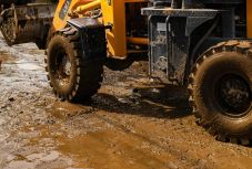 Kinek a sara? – Aszfaltra felhordott sár miatt büntetnek Sepsiszentgyörgyön