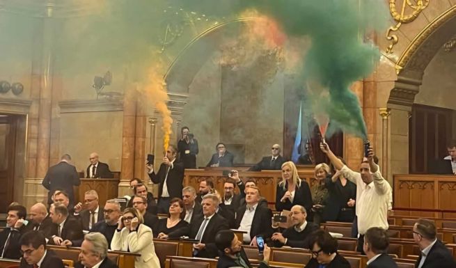 Füst a magyar parlamentben, a Pride felvonulásról döntöttek