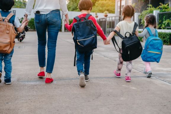 Sokba kerül a szülőknek az „ingyenes oktatás”