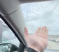 Ököllel verte be egy autó szélvédőjét egy kolozsvári sofőr, mert nem kapott elsőbbséget (VIDEÓ)