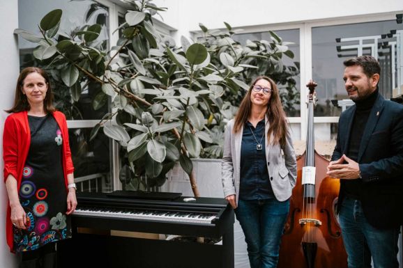 Jótékonyság – Hangszerekkel, taneszközökkel gazdagodott a csíkszeredai művészeti szakközépiskola