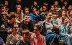 A bábszínház világnapja: rendhagyó irodalomórával ünnepel a temesvári színház