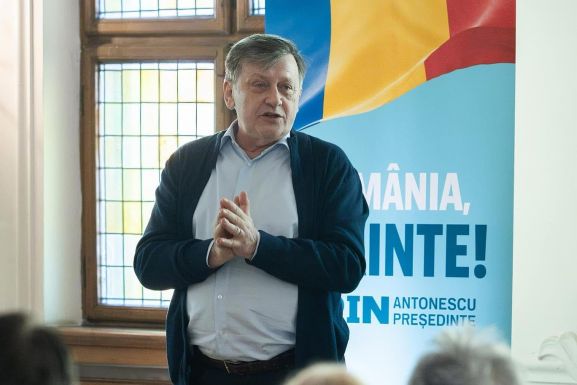 Végleges a jelöltlista – Crin Antonescu George Simionra számít a második fordulóban