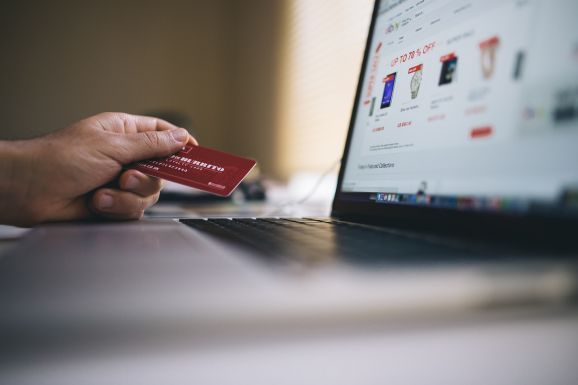 Egyre nagyobb szeletet hasít ki az online a kiskereskedelemből
