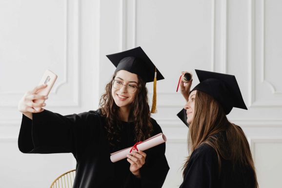Több nő mesterizik és doktorál Romániában, mint férfi – De mennyivel jobb ettől a nők helyzete?