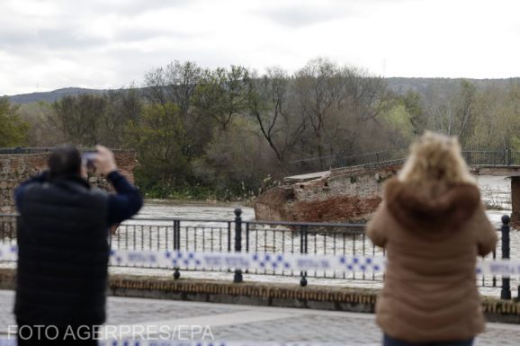 Lerombolt egy római kori hidat az árvíz Spanyolországban