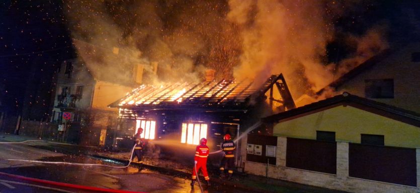 Sűrű hétvége a kézdiszéki tűzoltóknál: egy lakóház is leégett