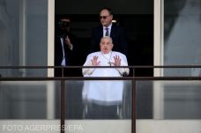 Megjelent a nyilvánosság előtt Ferenc pápa: a kórház erkélyéről áldotta meg a tömeget