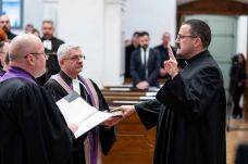 Történelmi pillanat Székelyudvarhelyen: evangélikus lelkészt szenteltek fel