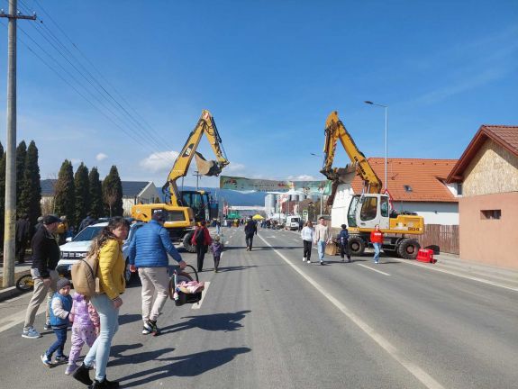 Tavaszi zsongás az aszfalton: rendhagyó módon avatták fel a csíkszeredai Hargita utcát