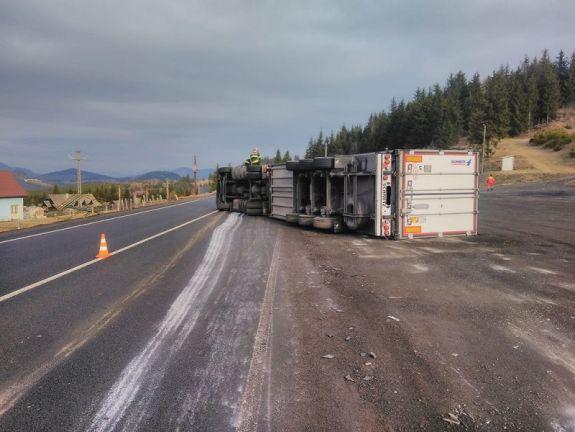 Felborult egy hűtőkamion – a sofőrt kimentették a vezetőfülkéből