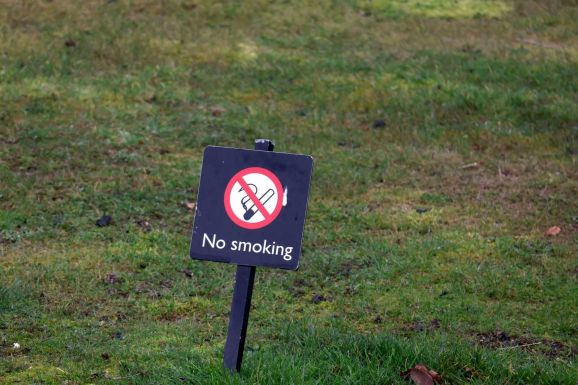 Dohánystop Kolozsváron – a parkokból, a stadionból és még a fesztiválokról is kitiltanák a cigarettát