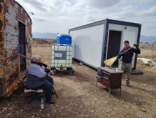 Példás összefogás – Új lakókonténert kapott a csíkszeredai Klári néni