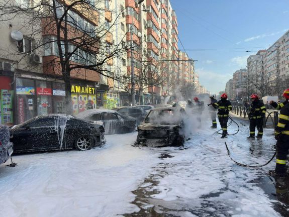 Menet közben gyulladt ki egy autó, több járműre is átterjedtek a lángok (VIDEÓ)