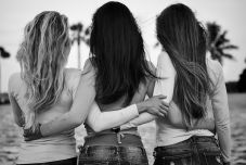 Felmérés: a hazai lányok kétharmada úgy érzi, elítélik az öltözködése miatt (SZAVAZZ!)