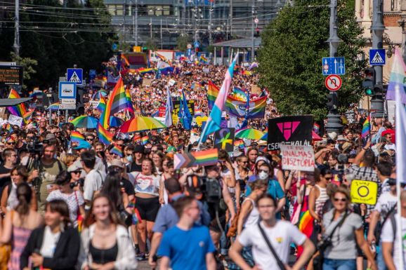 A Pride-ot tiltó jogszabály ellen tiltakoznak 22 ország magyarországi nagykövetségei