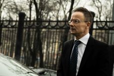 Uniós túlélőcsomag: Szijjártó szerint Brüsszel háborúra készül