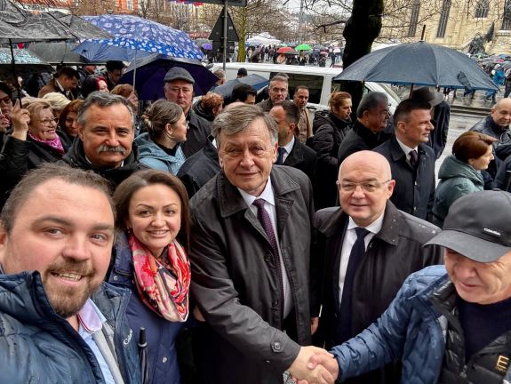 Miben tartja példaértékűnek Orbán Viktort Crin Antonescu?