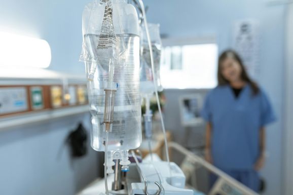 Maradandó egészségkárosodás a rosszul beadott infúzió miatt – kártérítést kell fizessen a kórház