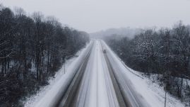 Ködre és csúszós utakra figyelmeztetnek Székelyföldön