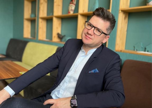 Távoznia kell a képviselőház kulturális bizottságának éléről a trágárkodó AUR-osnak