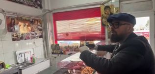 Zavarták az ikonok a fogyasztóvédőket, levetették a hentesüzlet faláról