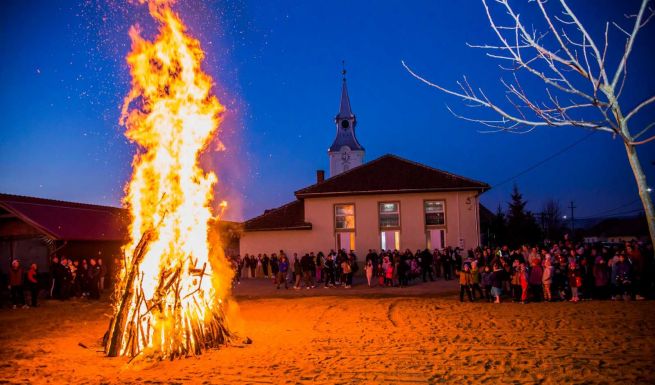 Tűzgyújtással és kásás lepénnyel zárták a farsangot Kémeren