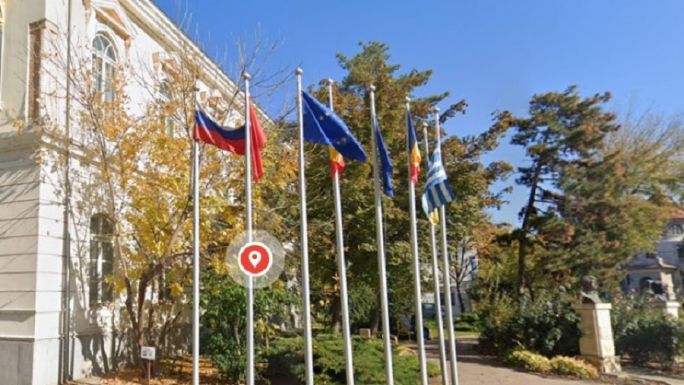 Kiütötte a biztosítékot a hazai középület elé kitett orosz zászló – A külügy követeli az eltávolítását