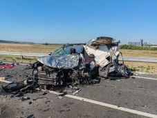Teherautó alá szorult az autó, szörnyethalt egy férfi