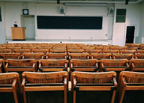 Távozott az egyetemről a szexuális abúzussal gyanúsított professzor