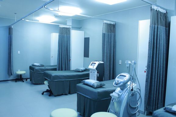 Menesztették az égési osztály vakációzó főnökét – A laboratórium vezetőségét is leváltották