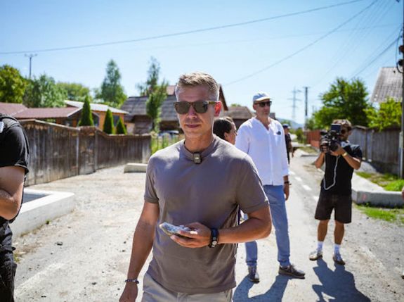 Csak szelfizni ment Parajdra Magyar Péter? – Bíró Barna Botond élesen bírálja a Tisza Párt elnökét