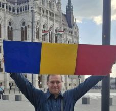 Román zászlóval pózolt a magyar parlament előtt Mihai Tîrnoveanu