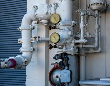 Amatőr szerelés: a saját kezű kazáncsere után több tucat lakásban víz ömlik a gázcsövön