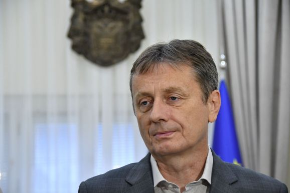 Élő televíziós műsorban kapott agyvérzést a miniszter (VIDEÓ)