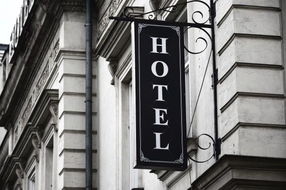 Száznál több hazai turisztikai cég perli a Bookingot