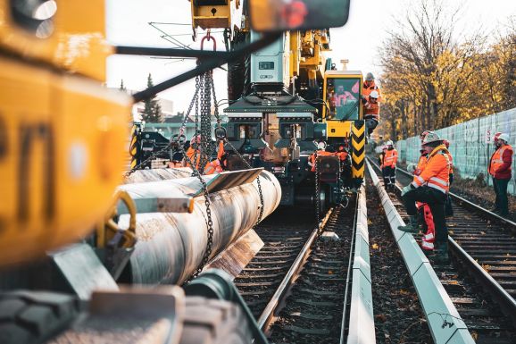 Ami a sztrádaépítésnél is lassabban megy: a vasútfelújítás