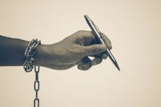 Protoelőzetes korlátok közt