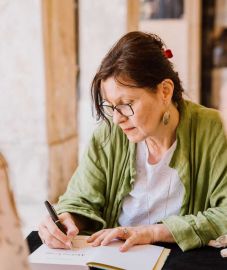 „Az írás segítségével körbejárhatjuk, ami az életünkben fontos” – Interjú Molnár Krisztina Ritával az írás lehetőségeiről és kockázatairól