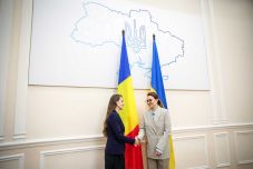 Oana Ţoiu „a szolidaritás üzenetét” vitte Ukrajnának