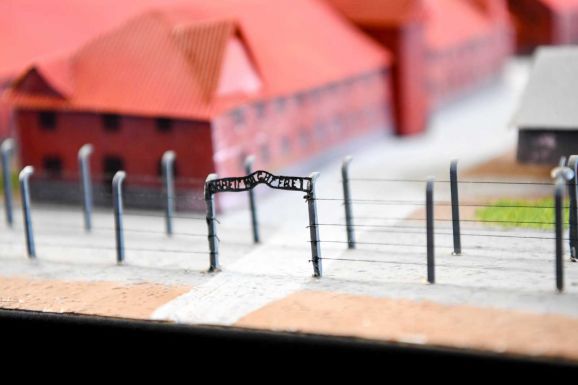 Harminc négyzetméternyi holokauszt – Szörnyűségek helyszíne két makettasztalon (VIDEÓ)