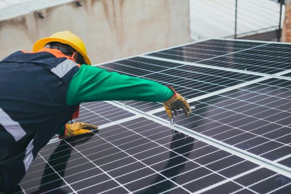 Drámai ütemben lassul a napenergia-kapacitás telepítése