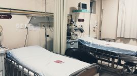 Egy héttel a szülés után halt meg a 19 éves édesanya a brassói kórházban