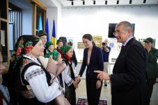 Észak-Bukovinában járt a külügyminiszter – A román iskolák támogatását kérték a helyiek