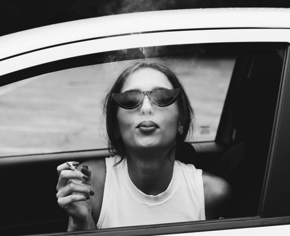 Autósok, figyelem! – Brutális bírságot vezettek be a kidobott cigarettacsikkért az egyik uniós országban