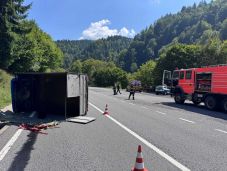 Felborult egy teherautó a Maros megyei Szalárdtelepen