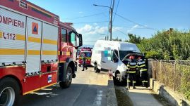 Kerítésnek rohant egy furgon, a sofőr a helyszínen meghalt