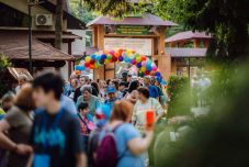 Divatbemutató a marosvásárhelyi állatkertben, szabadtéri vetítések a Somostetőn